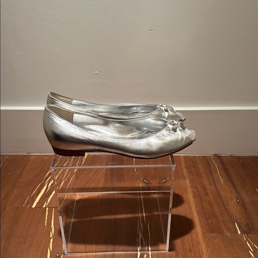 Pollini peep-toe silver metallic flats
Size 39.5 aka 9.5 US.
Made in Italy.